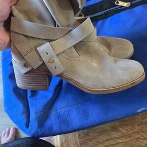 UGG Elegant Tan Ankle Boots for Women
